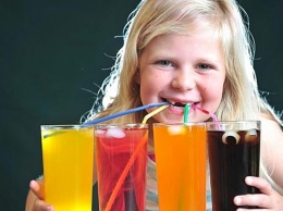 Только молоко и вода: Ресторанам запретили продавать детям соки и газировку