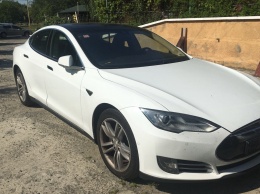 У украинца отобрали нерастаможенный электромобиль Tesla
