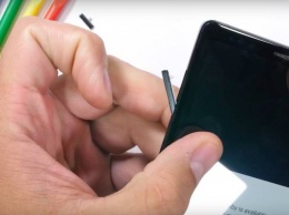 Samsung Galaxy Note 9 поцарапали, подожгли и попытались сломать руками. Что в итоге?