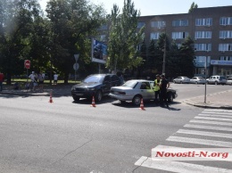 В центре Николаева из-за незначительного ДТП поссорились водители BMW и Ford - образовалась пробка