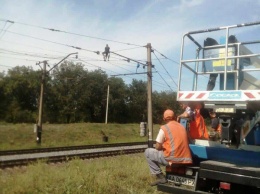 В Днепропетровской области спасатели снимали человека с опоры контактной сети