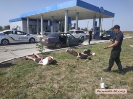 Трое бандитов силой отобрали у таксиста машину и попытались сбежать на ней из Николаева
