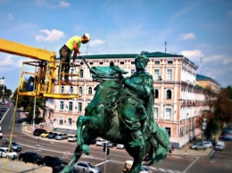 На Софийской площади в Киеве помыли памятник Богдану Хмельницкому (фото)