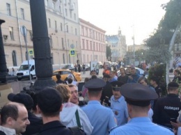 В Москве силовики жестко задержали участников акции в поддержку Сенцова