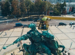 В Киеве перед праздниками вымыли памятник Богдану Хмельницкому