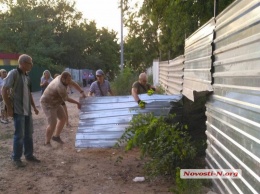 В Николаеве начали сносить забор стройки в «Леваневском», якобы принадлежащей Лидии Шуст