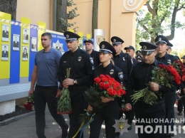 В Харькове простились с убитым возле мэрии полицейским