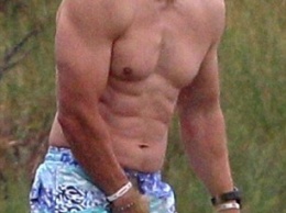 Марк Уолберг похвастался стальными мышцами: в 47 лет у актера такая же фигура, как и в 21 (ФОТО)