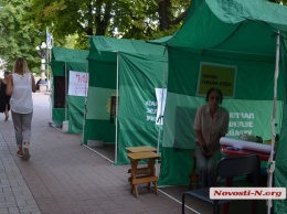 Поздно вечером молодчики пришли сносить палатки зоозащитников в Николаеве. ВИДЕО