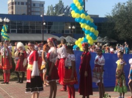 В Мелитополе на центральной площади утро началось с музыки, песен и танцев (фото, видео)