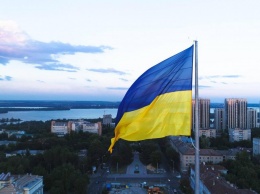 72 метра и гигантский шпиль: в Днепре Порошенко открыл самый высокий флаг Украины (Фото)