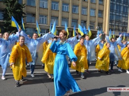 «С ним мы воспитываем наших патриотов»: в Николаеве подняли государственный флаг