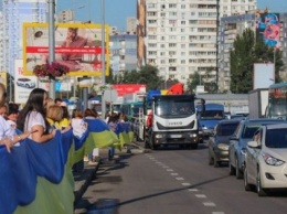 В Киеве развернули рекордно большой флаг Украины