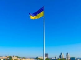 Гигантский Государственный Флаг Украины, поднятый в центре Днепра, установил два национальных рекорда