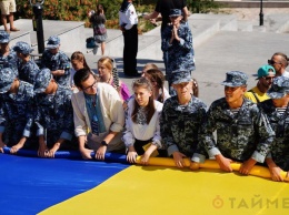 День украинского флага: в Одессе развернули 27-метровое «жовто-блакитное» полотнище