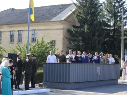 В Кременчуге торжественно подняли флаг на территории артиллерийского полка