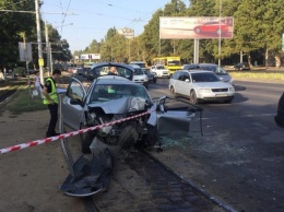 В Одессе автомобиль влетел в столб, есть жертвы