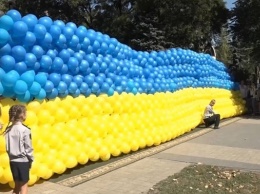 Рекордный флаг Украины из 2000 воздушных шариков собрали в Запорожье. Видео