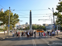 Акция протеста на площади 10 Апреля: «злые» активисты и «хитрые» водители. Фото