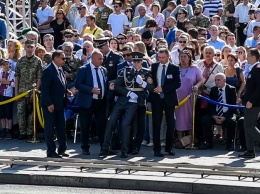 Почему на выступлениях Порошенко падают солдаты. Все случаи за годы президентства