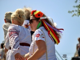 Вышиванковый фестиваль: огромная «живая цепь» в национальных нарядах кружит возле Дюка. Фоторепортаж