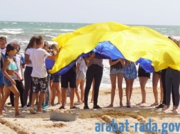 На Арабатской стрелке юные украинцы выложили огромный трезубец из песка