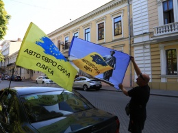 В центре Одессы прошел автопробег в честь Дня Независимости: "евробляхеров" не пустили к Дюку