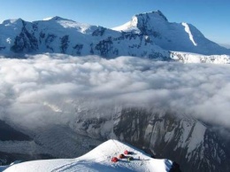 Десятки голодных и больных альпинистов застряли на высоте 4000 метров