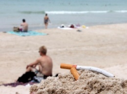 Отдыхающему выбили зуб за курение на пляже
