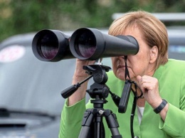 Меркель посмотрела в бинокль на российских военных