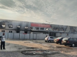Обваленная крыша и дымящиеся обломки: показаны последствия пожара на "Новой почте" в Мукачево