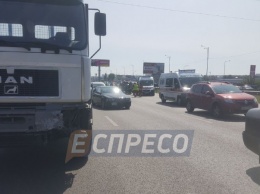 Двойное ДТП в Киеве превратило машины в груду железа, есть пострадавшие