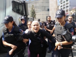В Турции полиция силой разогнала марш "субботних матерей"