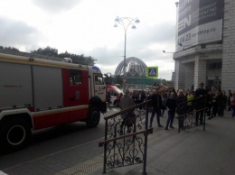 В крупнейшем торговом центре Екатеринбурга произошел пожар, 500 человек эвакуированы