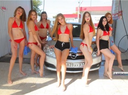 В Керчи девушки в бикини моют машины