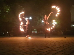 Для николаевцев устроили огненное шоу в Каштановом сквере