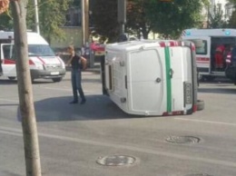В Киеве Volkswagen проехал на красный, врезался в авто инкассаторов и перекинул его