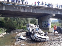 На трассе Львов-Ужгород автомобиль слетел с моста в реку