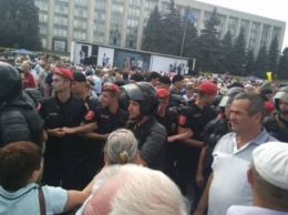 В Молдове проходят митинги сторонников правой и левой оппозиции