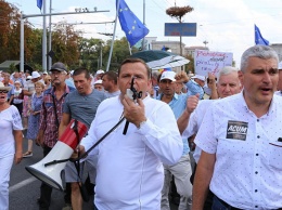 В Кишиневе около 5 тысяч человек пикетируют парламент и готовятся ставить палатки