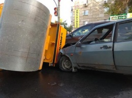 Необычное ДТП в Самаре: Асфальтовый каток задавил два автомобиля