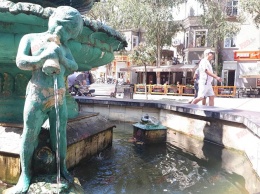 На запорожском курорте разбили скульптуру мальчика в фонтане