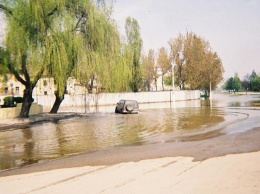 На Прикарпатье ливни затопили села, превратив улицы и дворы в сплошные реки (ВИДЕО)