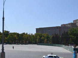 На месте бывшего памятника Ленину убрали забор (фото)