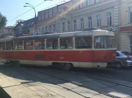 В Киеве на Подоле трамвай сошел с рельсов