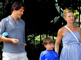 Клэр Дэйнс гуляет по Нью-Йорку с мужем и сыном в преддверии скорых родов