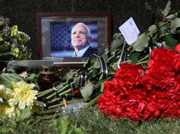 Киевляне почтили память Джона Маккейна