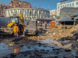 Появилось видео последствий прорыва гейзера горячей воды на Печерской площади в Киеве