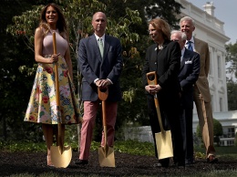 На шпильках и с лопатой: Мелания Трамп посадила дерево около Белого дома
