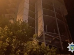 В Харькове патрульные помешали 19-летней девушке спрыгнуть с 8-го этажа недостроенного дома (ФОТО)